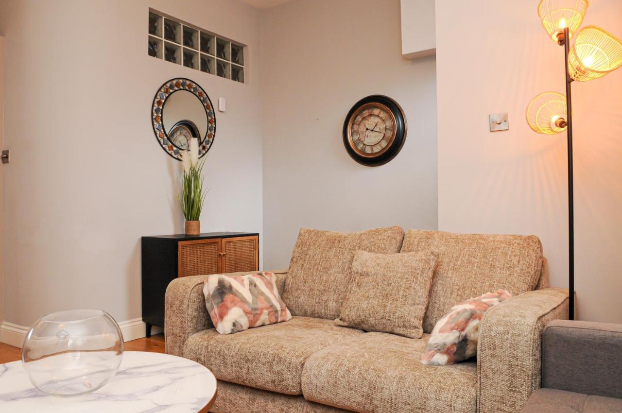 Luxury 5 Star London Apartment - Parking, Garden, Nr Greater London Metro Stations Exterior photo
