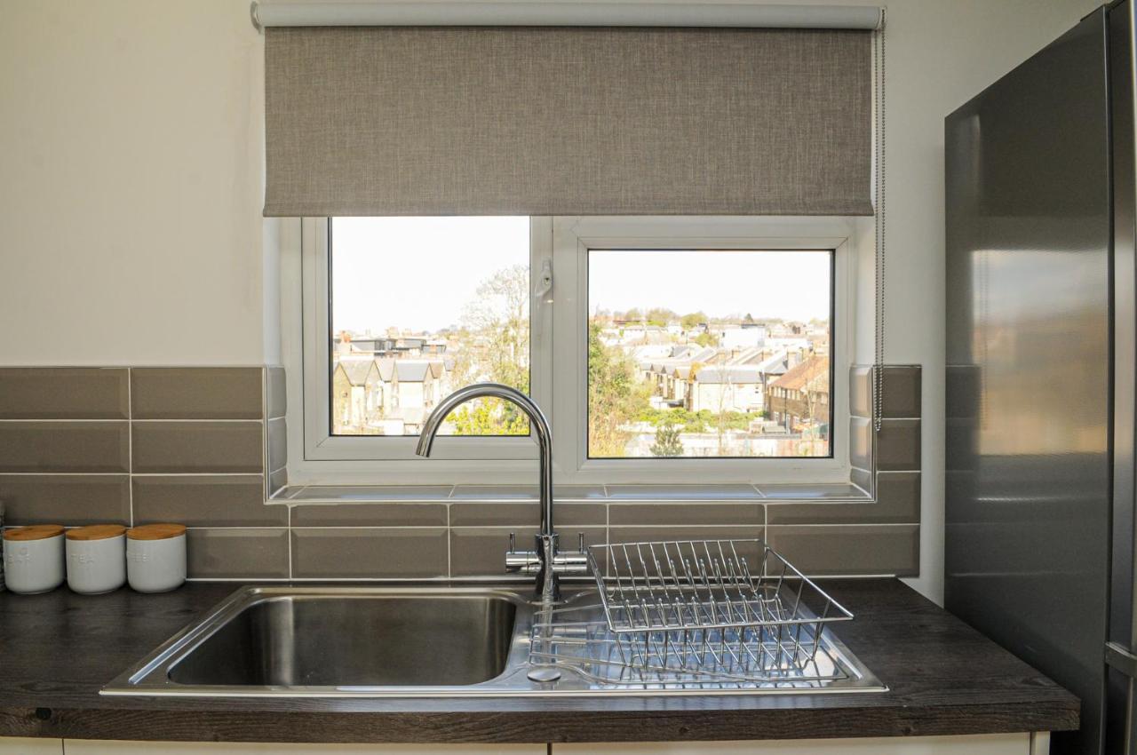 Luxury 5 Star London Apartment - Parking, Garden, Nr Greater London Metro Stations Exterior photo