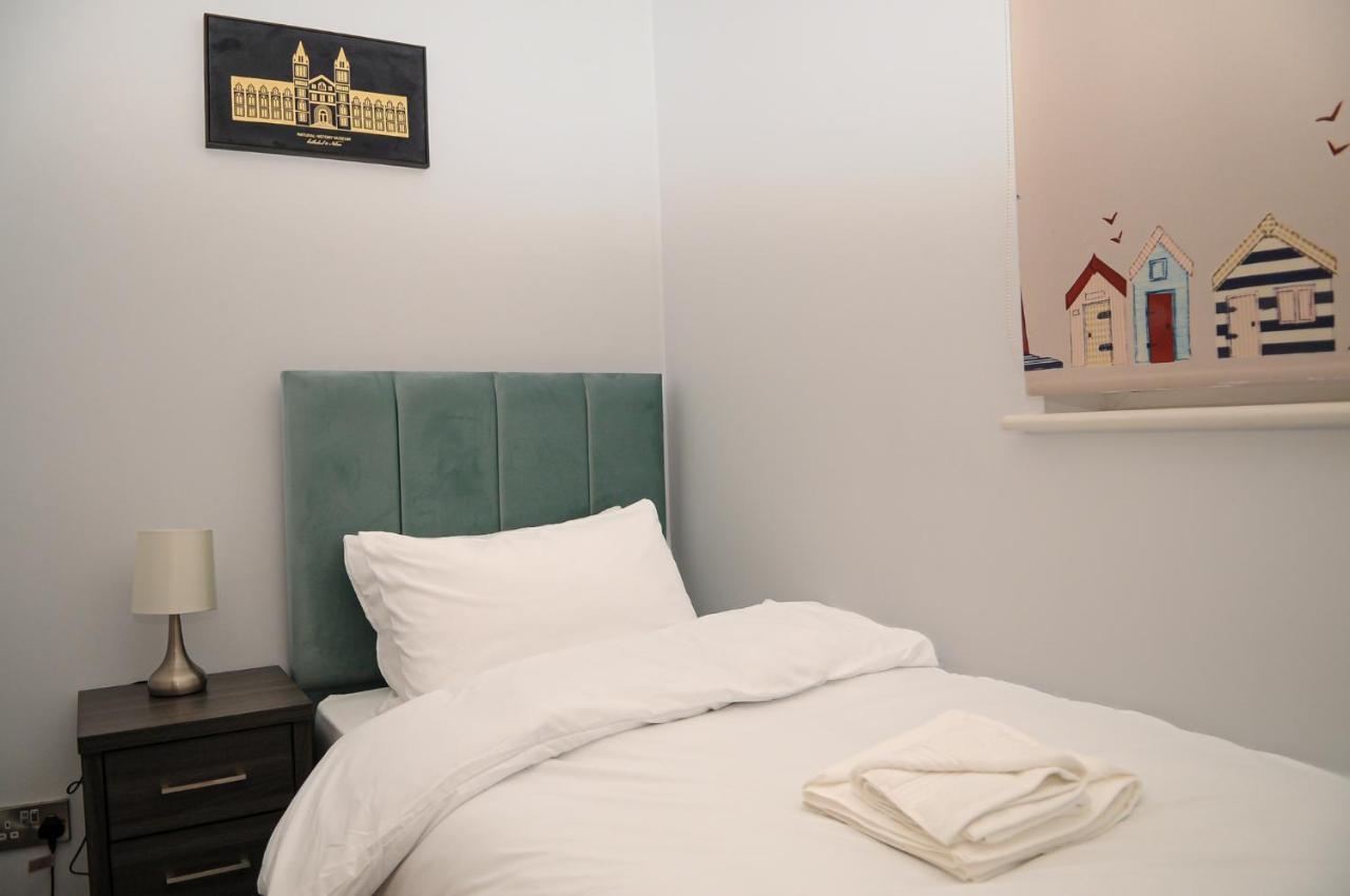 Luxury 5 Star London Apartment - Parking, Garden, Nr Greater London Metro Stations Exterior photo